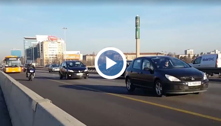 От клипа е видно как само за 60 минути близо 500 автомобила преминават по бус ленатата на столичнен булевард