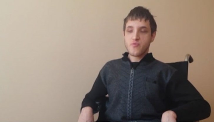 22-годишният Кристиян Григоров е напълно незрящ, в инвалидна количка, учи в университет и създава музика