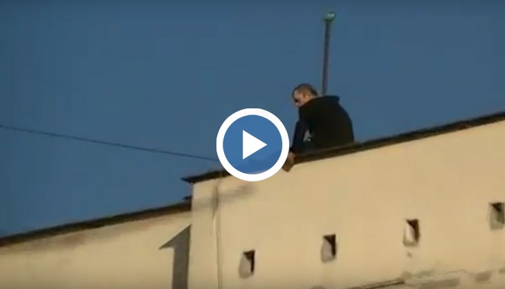 Видео показва колебанието на мъжа преди фаталното решение