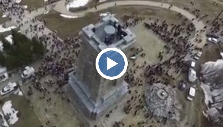 Българи юнаци скандираха хиляди души избрали върха, за да отдадат почит на загиналите