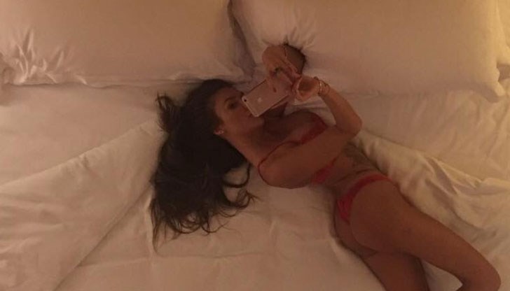 Моника Валериева празнува в леглото си!