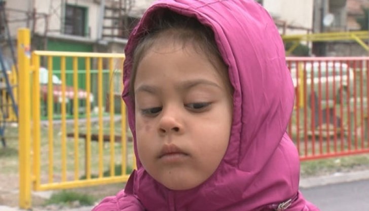 Ромка обвинява учителка от детската градина в Симитли, че посяга на детето й