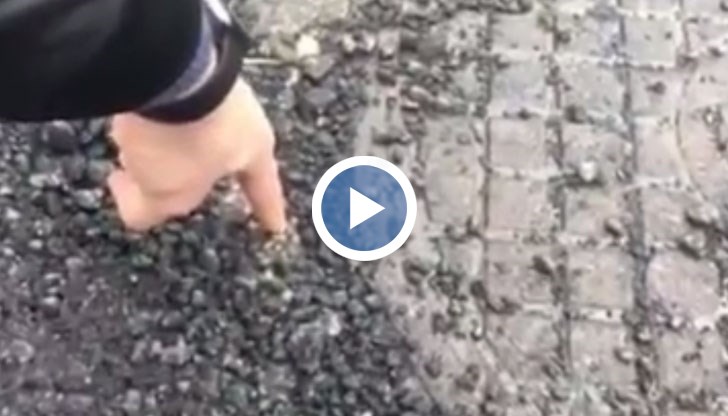 Улица в града е така ремонтирана, че асфалтът се рони с пръсти