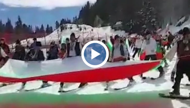 Над 300 души в народни носии се спуснаха синхронно