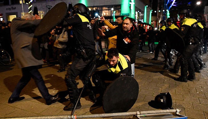 Кметът на Ротердам Ахмед Абуталеб обяви извънредно положение снощи в опит да спре протурския протест пред турското консулство в града