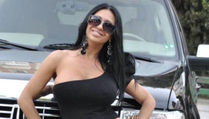 С кючеци от ранни зори, песни, танци и специално правена за нея торта затворничките изненадаха Анита Мейзер С кючеци от ранни зори, песни, танци и специално правена за нея торта затворничките изненадаха Анита Мейзер