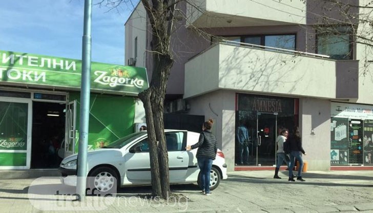 На пешеходците по тротоара им се наложи да използват уменията си по отскок