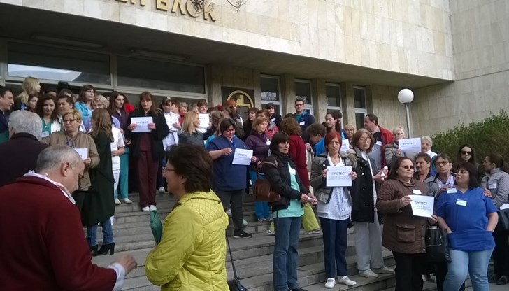 Причината е, че според тях се готви смяна на директора