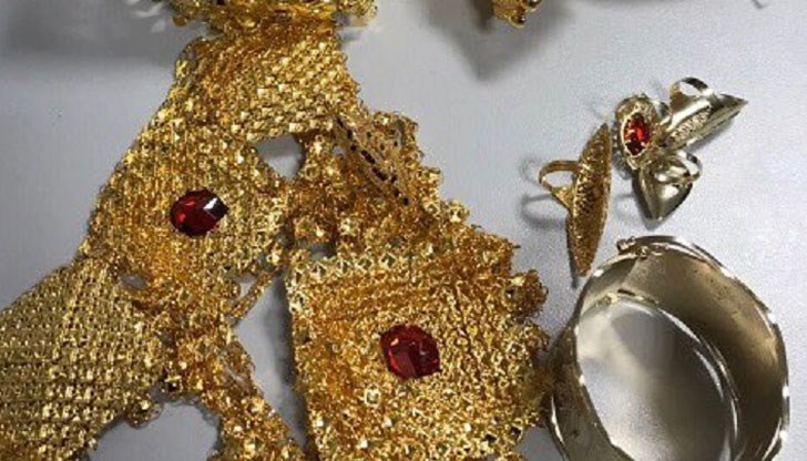Контрабандно пренасяните златни изделия  са иззети с протоколи и подлежат на отнемане в полза на държавата