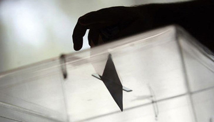 Първите чували с бюлетини от секционни избирателни комисии са пристигнали към 20:30 часа Първите чували с бюлетини от секционни избирателни комисии са пристигнали към 20:30 часа