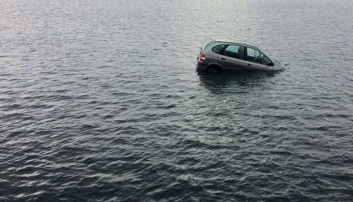 Собственикът на колата забравил да я включи на скорост, тя се задвижила и паднала в морето