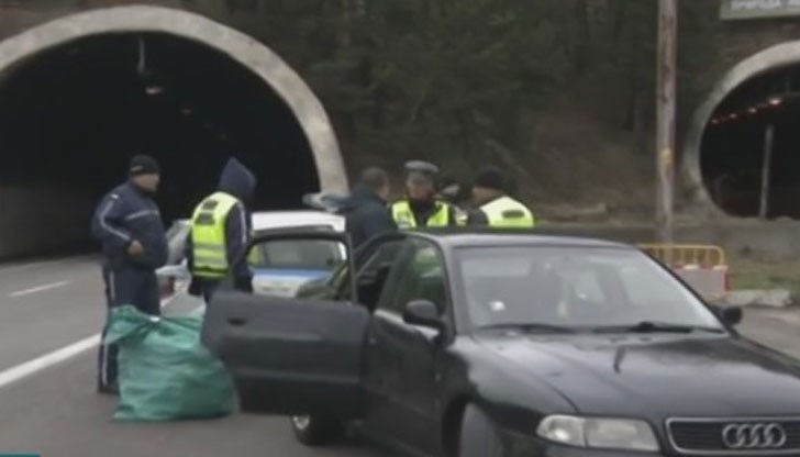 Цигари и талони от Националната лотария е съдържанието на плячката