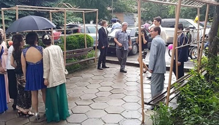 Историята на изоставения абитуриент разплака България, но какво се случва с него днес