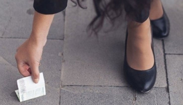 Никол се сдоби с криминално досие, защото си прибрала банкнотата Никол се сдоби с криминално досие, защото си прибрала банкнотата