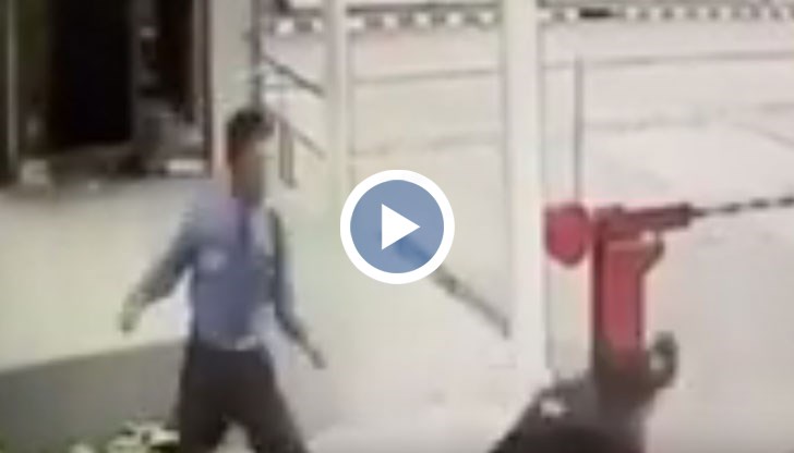 Удовлетворен от резултата, хулиганът си тръгва, а пострадалата се отпуска без сили на земята