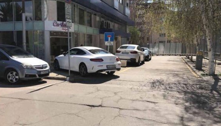 Фолкпевицата Мария не дава вид, че правилата за паркиране важат за нея!