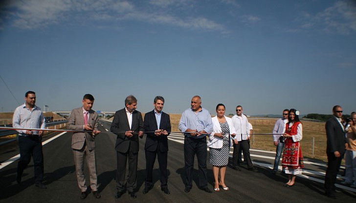 В Швейцария, ако някой построи некачествена магистрала, която се ремонтира месеци след тържественото рязане на лентичката или хората излязат на протест заради непроходими пътища, ще падне и президентът, и правителството