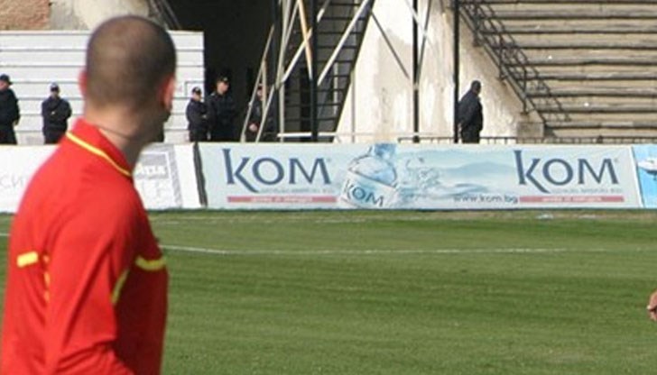 Той се вбесил от решение на централния и страничния съдия и ги нападнал с крошета