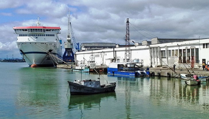 Двама мъже са излезли с лодка в морето край буркаския кв. "Сарафово" снощи. Лодката обаче се е обърнала / Снимката е илюстративна