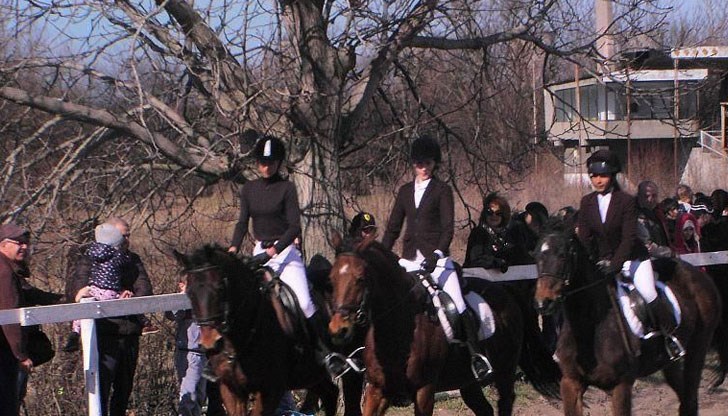 Многобройната публика се наслади на уменията на коне и ездачи в един от първите пролетни дни