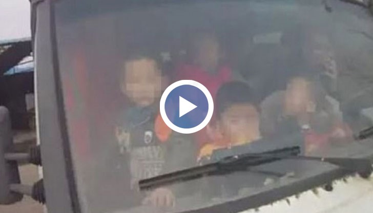 Полицаи забелязали през предното стъкло на возилото деца, скупчили се около водача и го спират за проверка