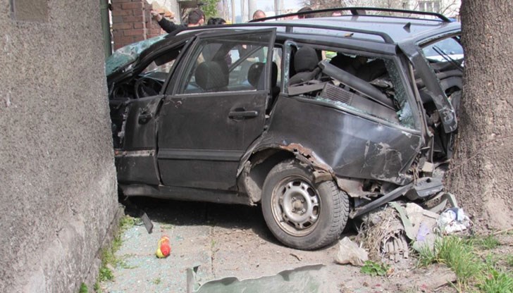 Младежът е бил откаран с кола на съсед в ортопедията на русенската болница с натрошена ръка