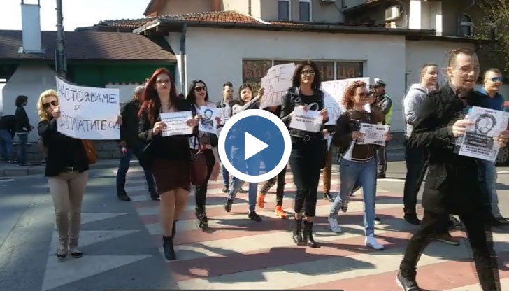 Протест пред централния офис на компанията