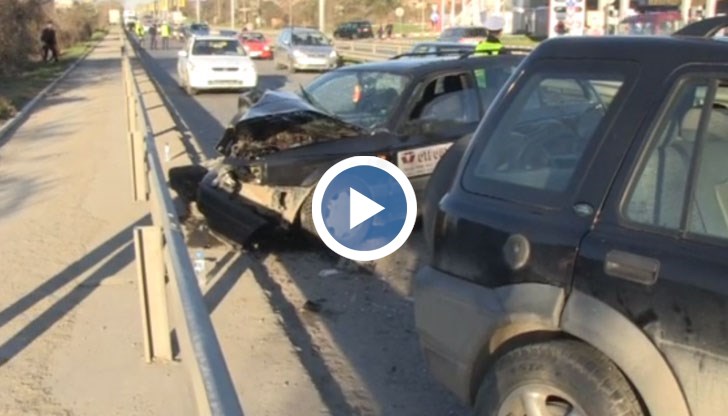 Три коли се блъснаха по булевард "България", двама от шофьорите са с тежки травми