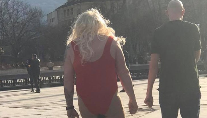 Той предизвиква истински фурор, минавайки по "Витошка"