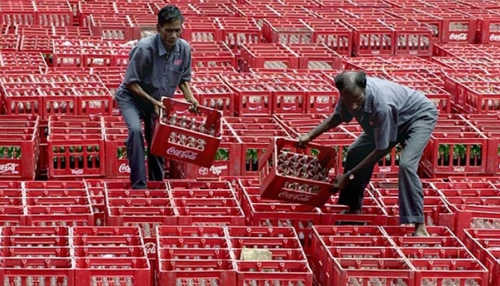 Според търговските асоциации, компаниите за безалкохолни напитки извличат прекалено много вода от реките, което вреди на земеделците в района Според търговските асоциации, компаниите за безалкохолни напитки извличат прекалено много вода от реките, което вреди на земеделците в района