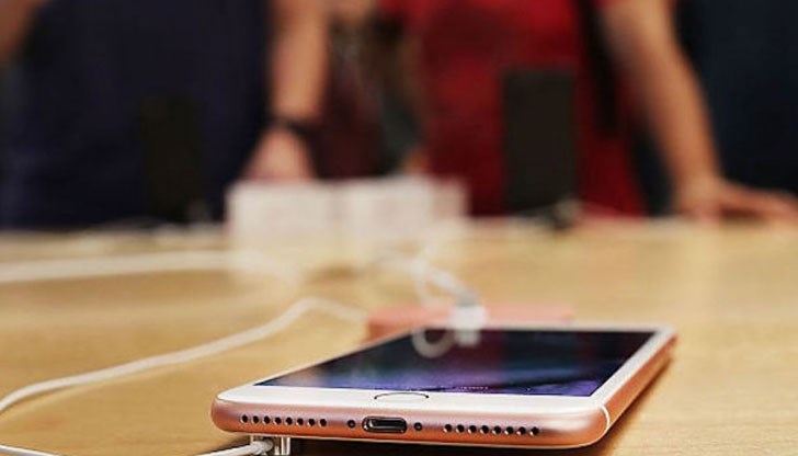 Всички познаваме това чувство – навън сме, батерията на телефона ни пада, но ние усилено продължаваме да пишем в социалната мрежа Всички познаваме това чувство – навън сме, батерията на телефона ни пада, но ние усилено продължаваме да пишем в социалната мрежа