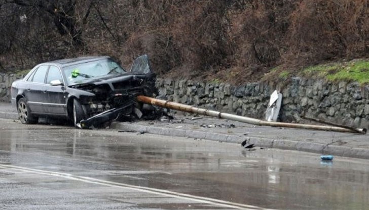 От удара на колата метален електрически стълб е счупен и са изкъртени три крайпътни дървета / Снимката е илюстративна От удара на колата метален електрически стълб е счупен и са изкъртени три крайпътни дървета / Снимката е илюстративна