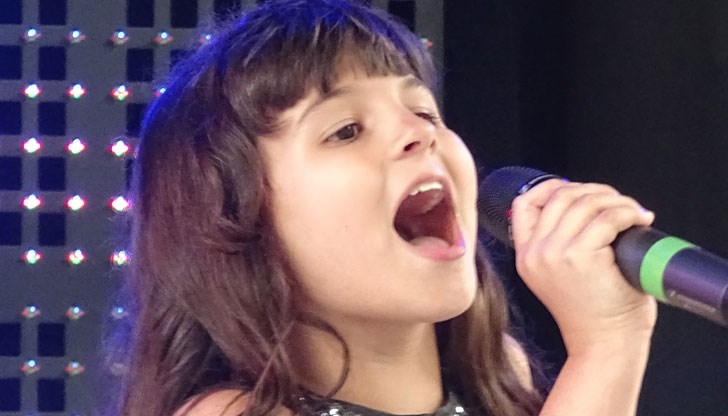 Талантливата солистка Мира Пуйкова от Детска вокална група „Слънце“ Русе взе награда от международен конкурс