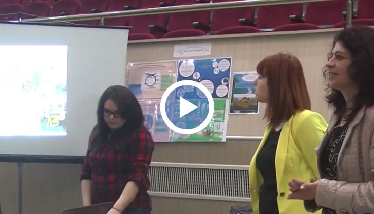 Те обикаляха щандовете, за да се запознаят с възможностите за обучение