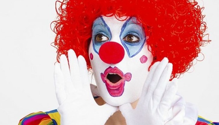 Жената носеше червен нос и си бе боядисала цялото тяло с бяла боя.