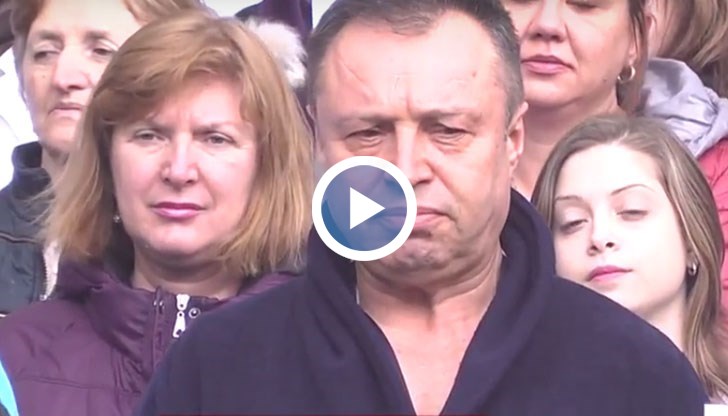 Над 100 лекари и медицински персонал излязоха да защитят директора на УМБАЛ - Русе