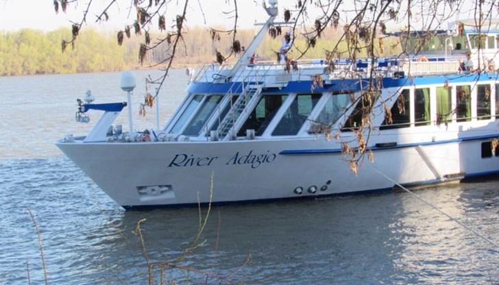 По традиция първите чуждестранни туристи бяха посрещнати с изпълнения на Духовия оркестър на Русе