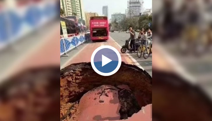 Шофьорът преминал миг преди дупката да го погълне