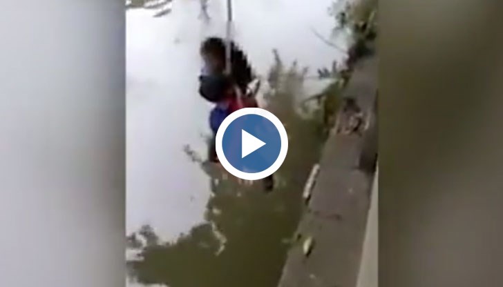 Изплашеното дете плаче и моли баща си да спре