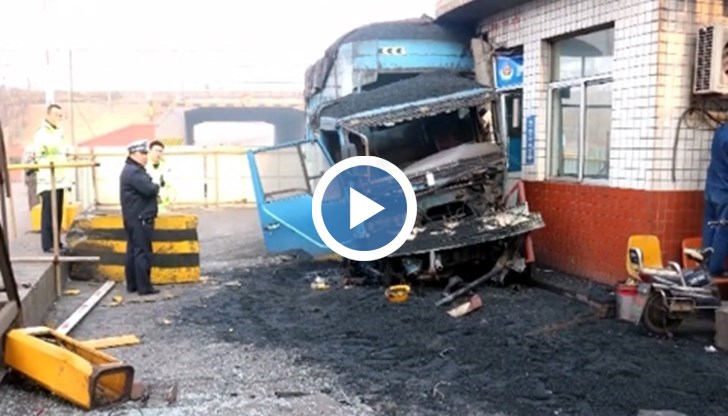 Камион се заби директно в полицейското управление