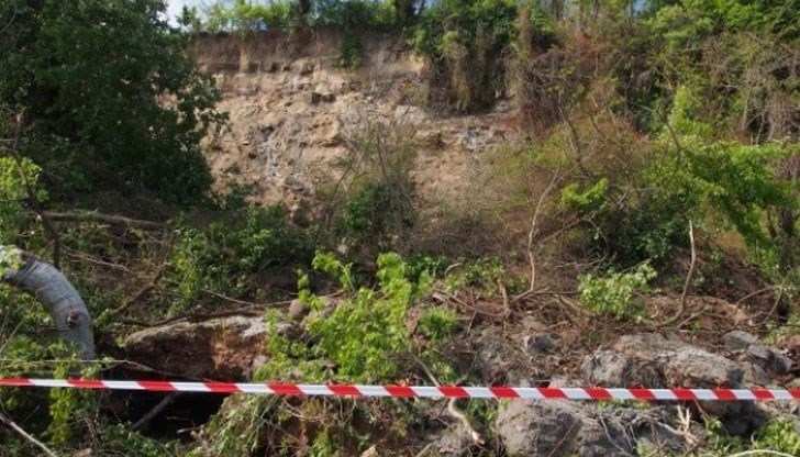 Забранява се преминаването на пешеходци, велосипедисти и превозни средства Забранява се преминаването на пешеходци, велосипедисти и превозни средства