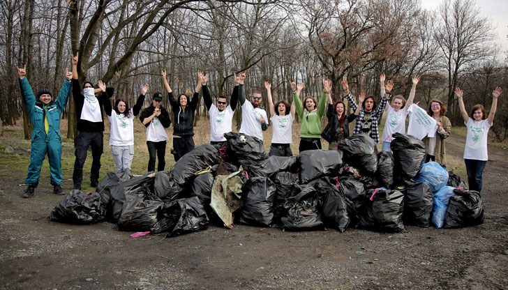 Събитието започва с концерт, а на следващия ден е почистването на Кея