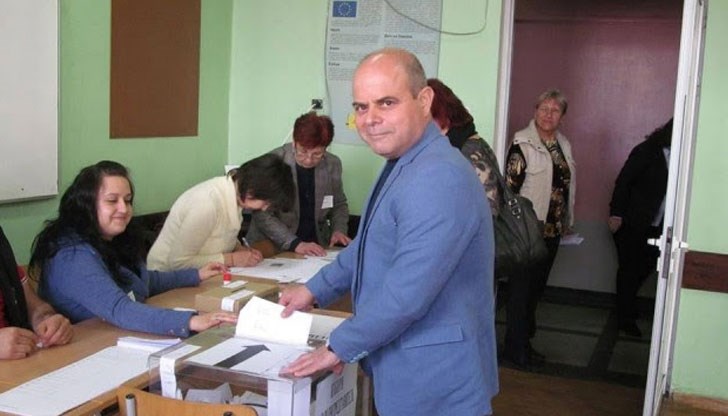 Кметът на Русе упражни вота си в Гимназията по туризъм заедно със съпругата и дъщеря си