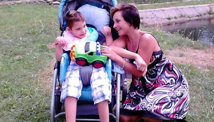 Малкият Боби има тежка съдба, но един смс на 17 777 може да му върне надеждата