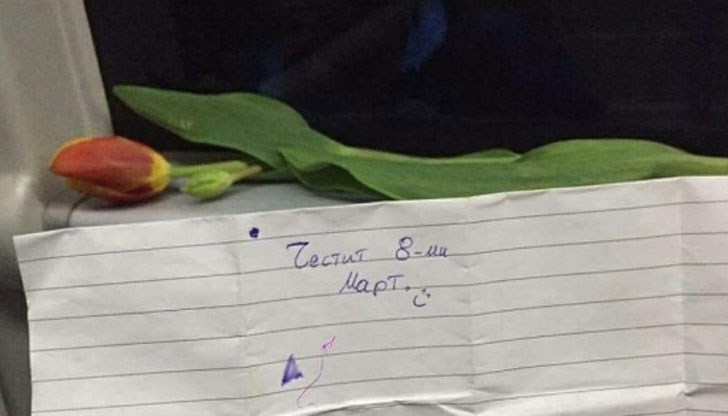 Младеж остави лале с бележка в столичен автобус