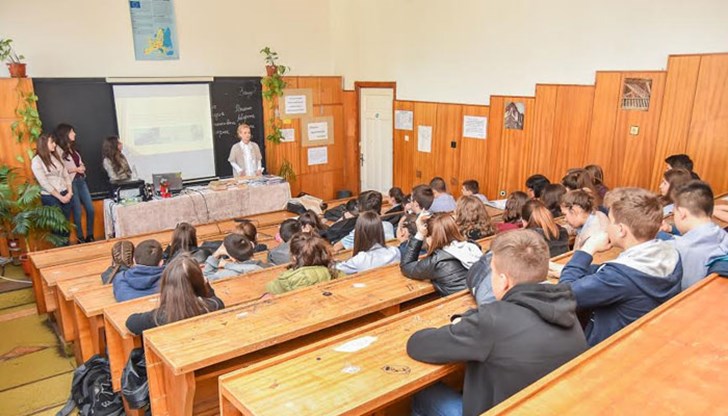 Срещата се осъществи в рамките на Образователната програма „Съдебната власт – информиран избор и гражданско доверие. Отворени съдилища и прокуратури“