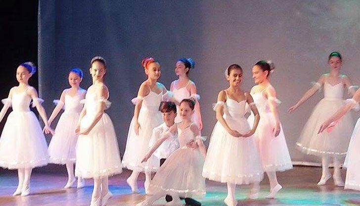 Белите пачки и балетните трика са ушити със средства, дарени от русенския художник Огнян Балканджиев и ръководителя на Група за детски театър „Камила“ Илия Деведжиев