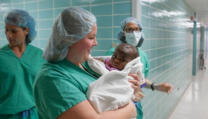 Доминик се родила с паразитен близнак. Долната половина от недоразвития ѝ близнак излизала от нейния врат и гръб