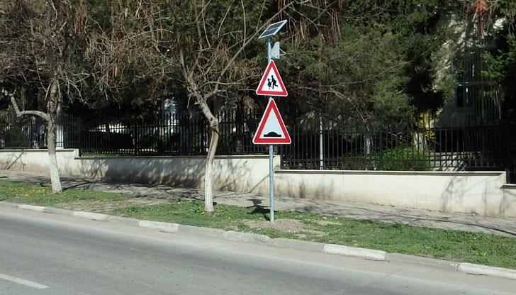 Превантивната мярка е изключително актуална особено за Ценово, през което преминава участък от републиканската пътна мрежа