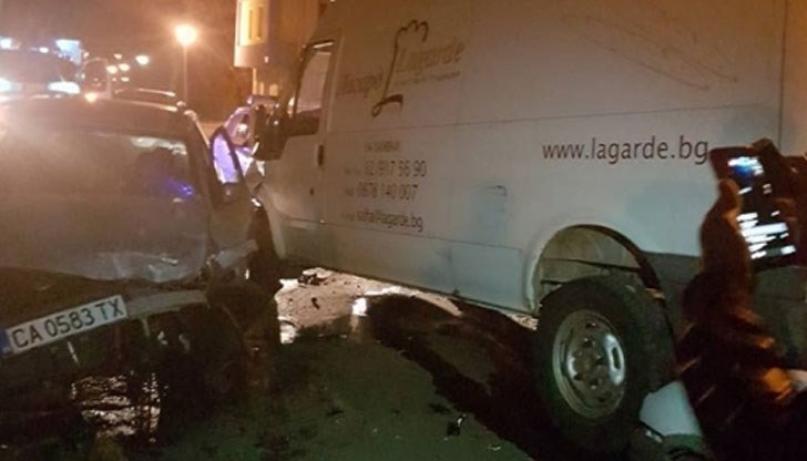 Разгневени мъже налитат да линчуват шофьора